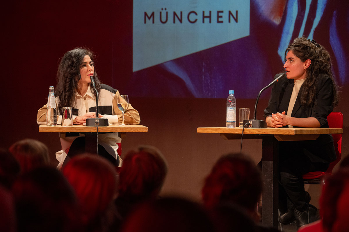 Samira El Ouassil & Samira Akbarian im Gespräch über RECHT BRECHEN auf der Bühne des Ampere im Muffatwerk während des Literaturfestes München