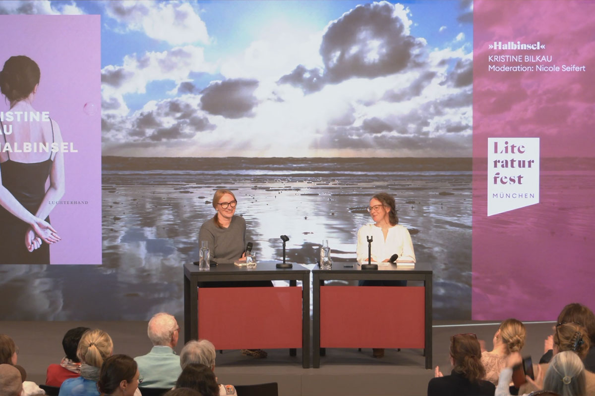 Autorin Kristine Bilkau im Gespräch mit Nicole Seifert über ihr Buch HALBINSEL auf der Bühne des Literaturhauses