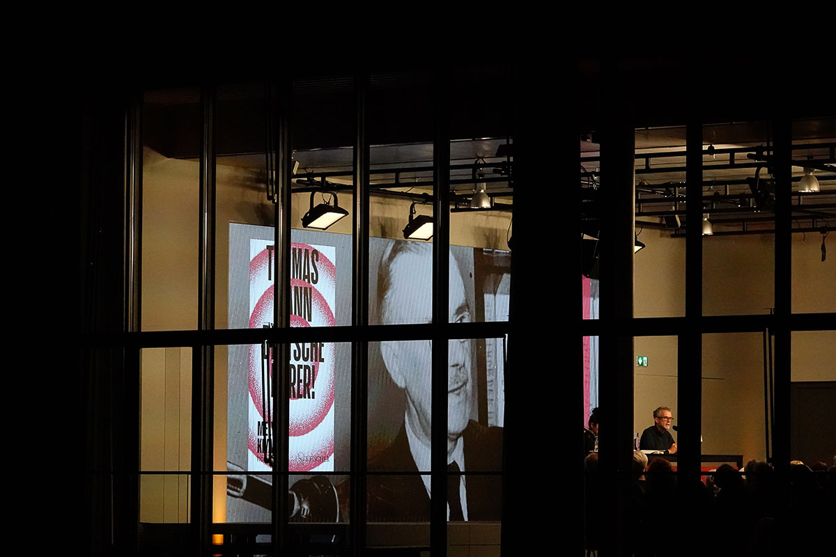 Blick in die Fenster des großen Saales des Literaturhauses bei Nacht