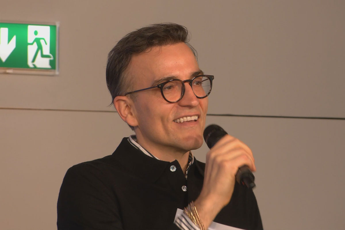 Daniel Schreiber mit Mikrofon in der Hand während der Anmoderation der Veranstaltung mit Kristine Bilkau