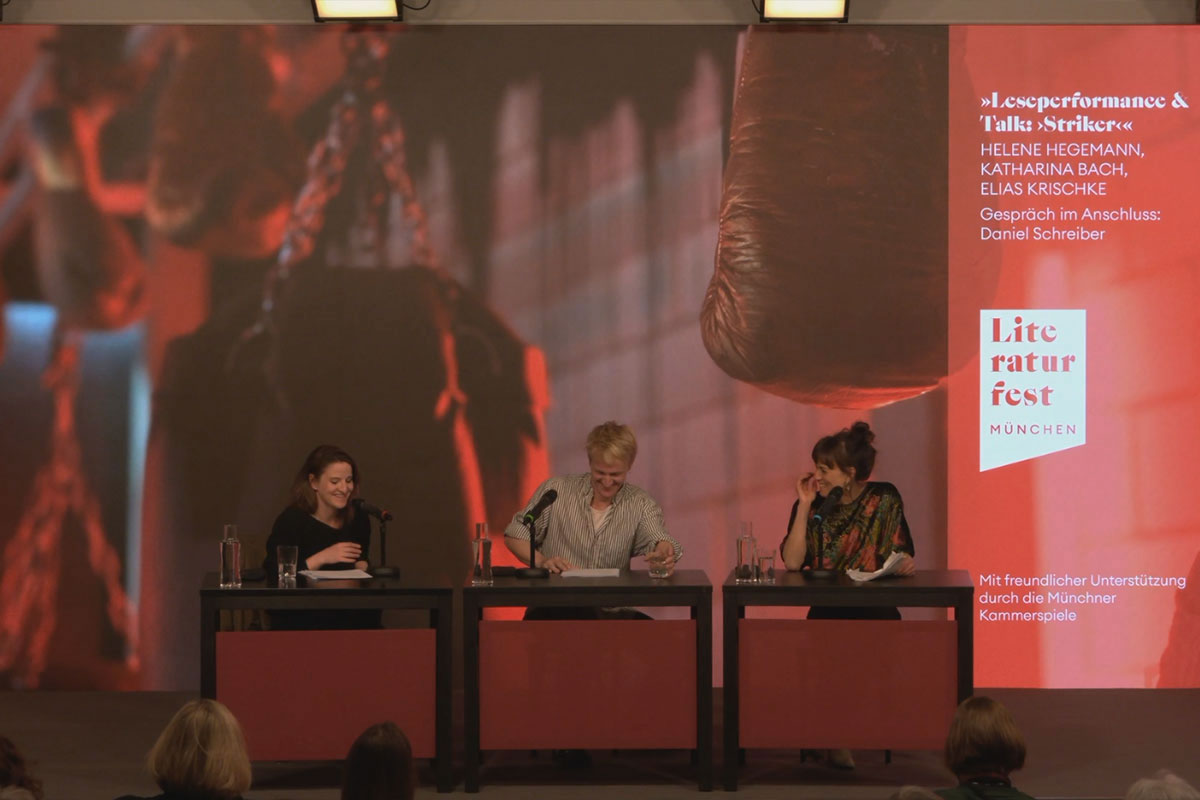 Auf der Bühne des Literaturhauses sitzen Schriftstellerin Helene Hegemann und die Schauspieler*innen Elias Krischke und Katharina Bach
