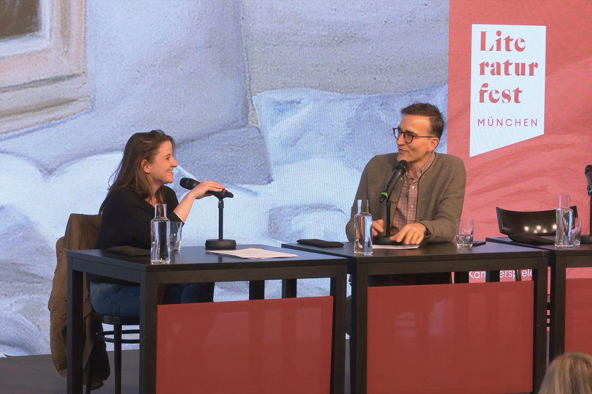 Helene Hegemann auf der Bühne des Literaturhauses im Gespräch mit Daniel Schreiber