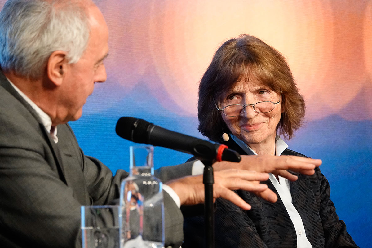 Wilhelm Schmid & Aleida Assmann im Gespräch auf der Bühne des Literaturhauses