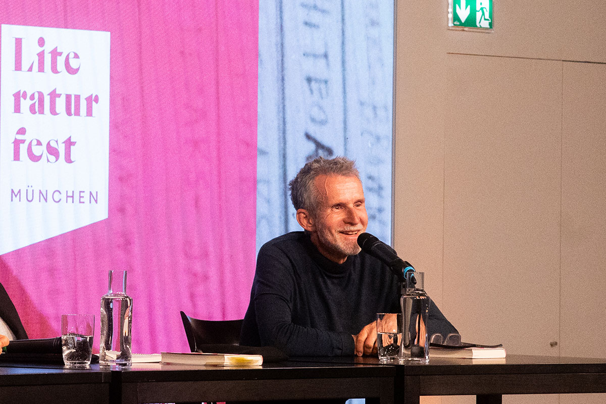 Schauspieler Ulrich Matthes auf der Bühne des Literaturhauses