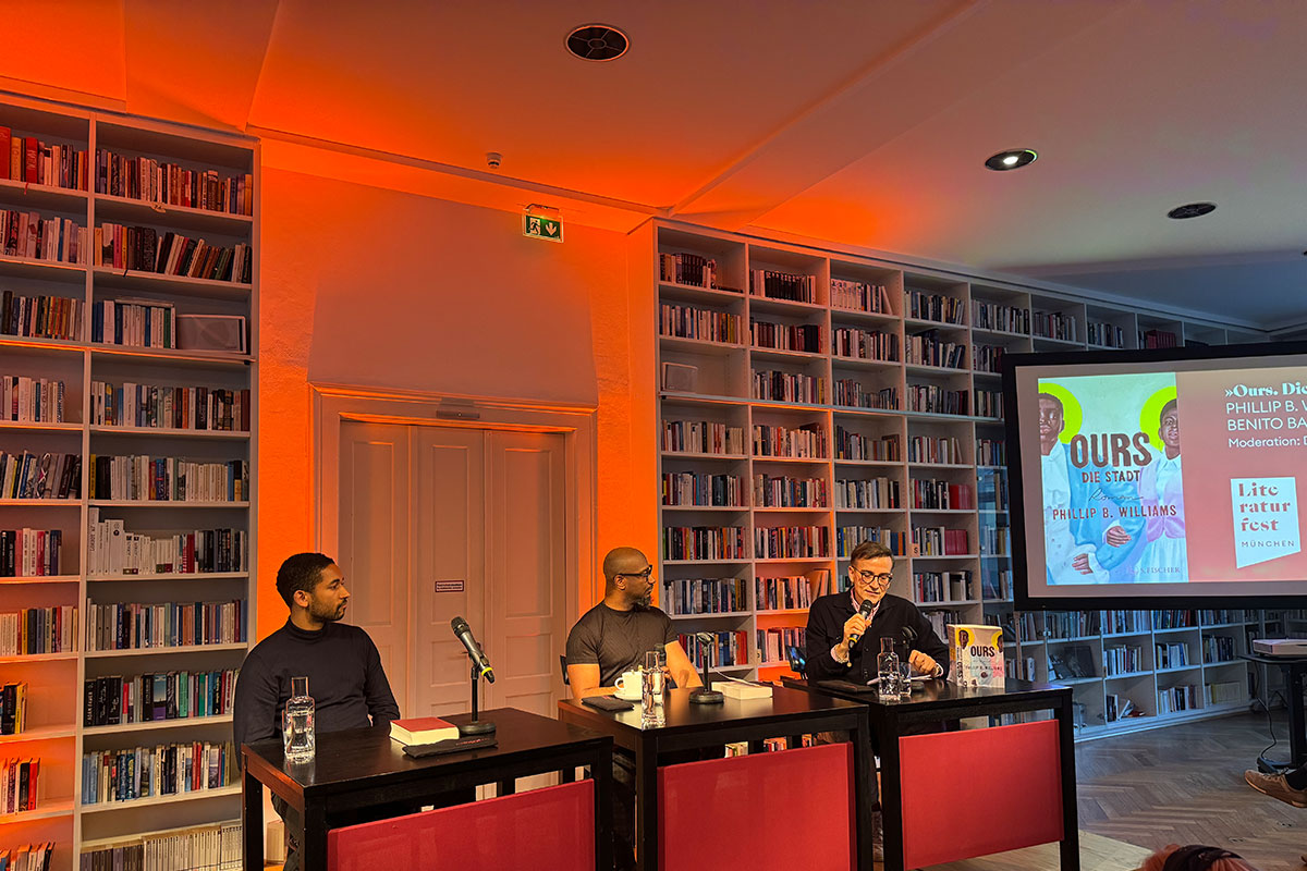 Schauspieler Benito Bause, Autor Phillip B. Williams und Moderator Daniel Schreiber in der Bibliothek des Literaturhauses während der Lesung aus Williams Buch OURS