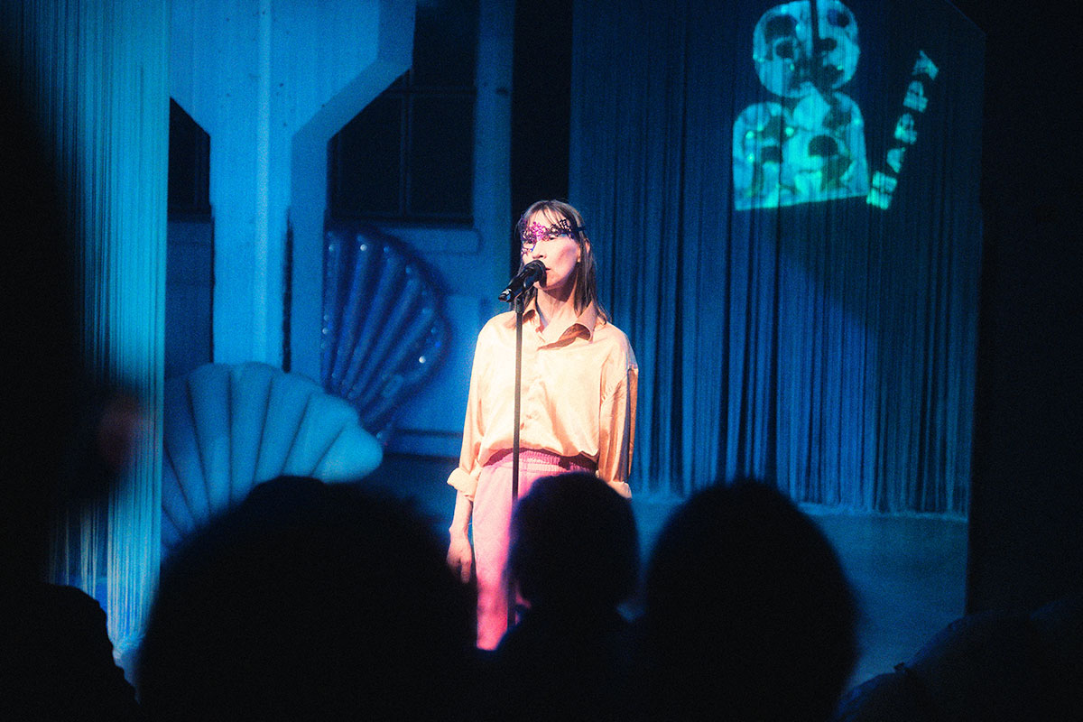 Martina Hefter während ihrer Performance SOFT WAR im PATHOS THEATER